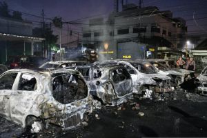 Demo rusuh, puluhan mobil hangus terbakar di komplek asrama Brimob