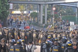 Potret polisi istirahat di sela demo Bawaslu ini bikin haru warganet