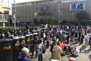 Kronologi kericuhan massa di depan gedung Bawaslu versi polisi