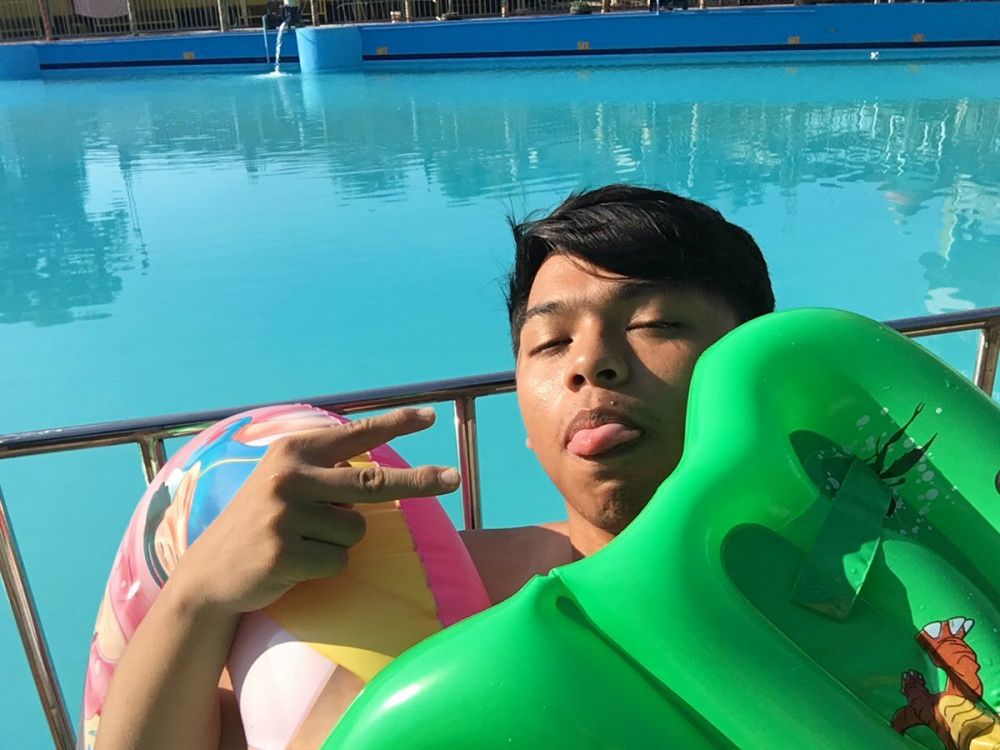 Nggak dapat kamar hotel, pria ini tidur di kolam selama 7 jam