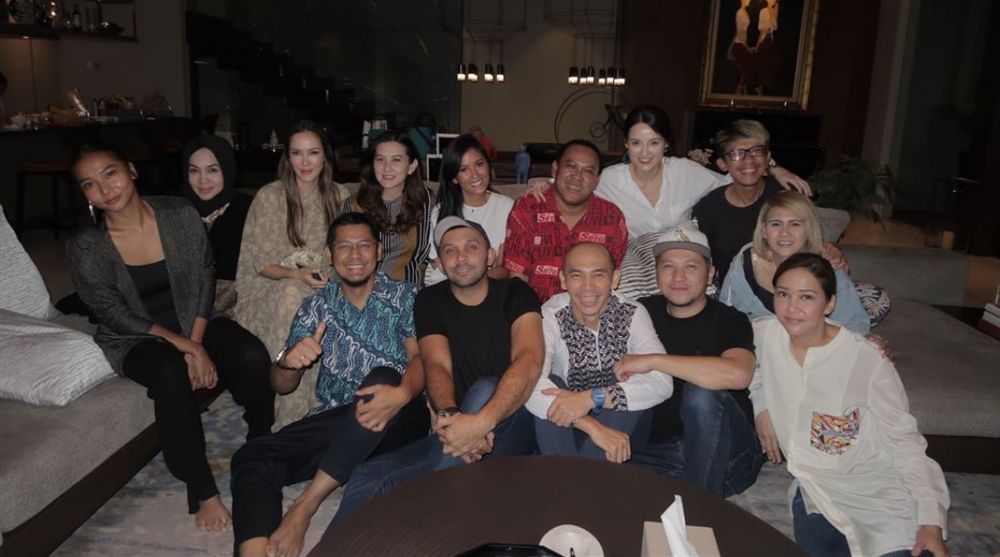 Potret kompak 8 geng seleb saat buka bersama, penuh kehangatan