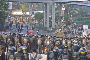 Detik-detik bus yang ditumpangi Brimob diserang massa Aksi 22 Mei