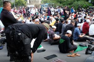 Tentara & polisi berbagi makanan buka dengan peserta aksi 22 Mei