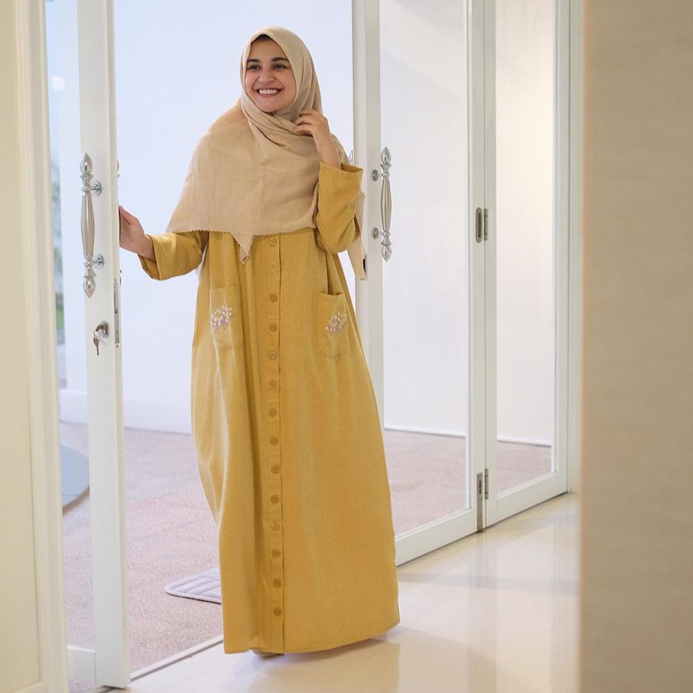 10 Gaya modis Shireen Sungkar, bisa ditiru untuk Lebaran