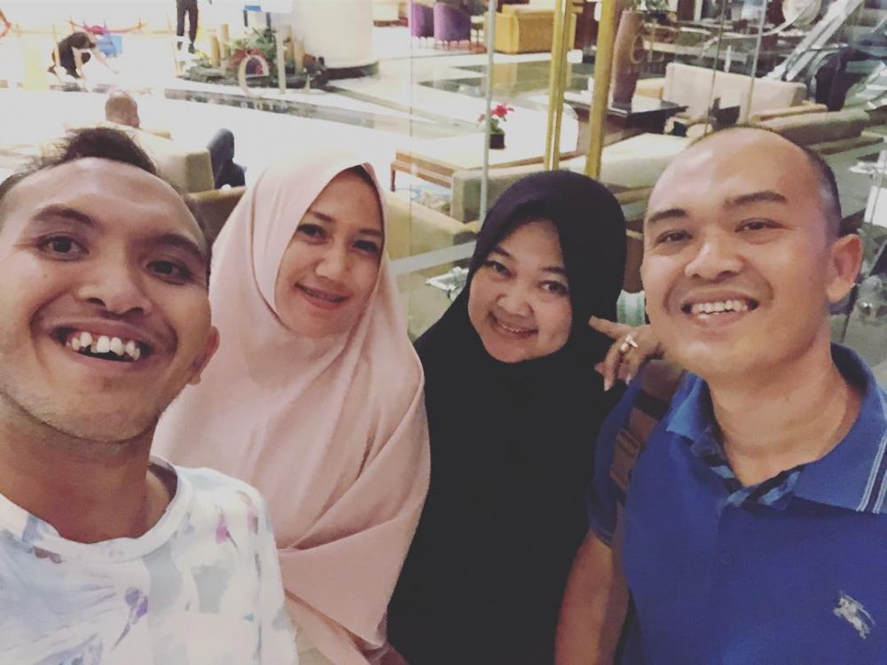 8 Inpirasi hijab istri Caisar, cocok untuk yang ingin tampil simpel