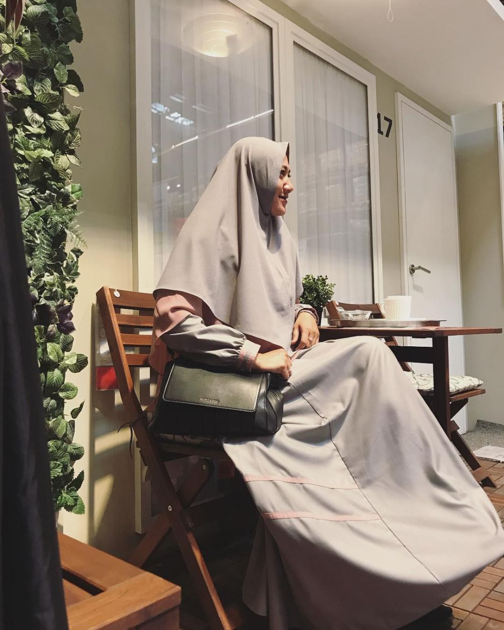 8 Inpirasi hijab istri Caisar, cocok untuk yang ingin tampil simpel