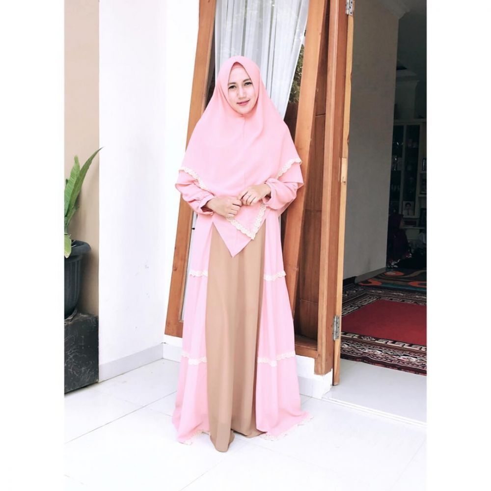 8 Inpirasi hijab istri Caisar, cocok untuk yang ingin tampil simpel