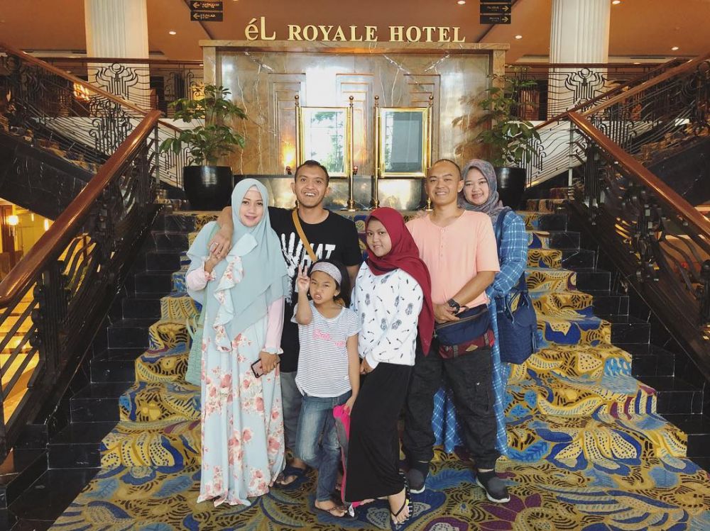 8 Inpirasi hijab istri Caisar, cocok untuk yang ingin tampil simpel