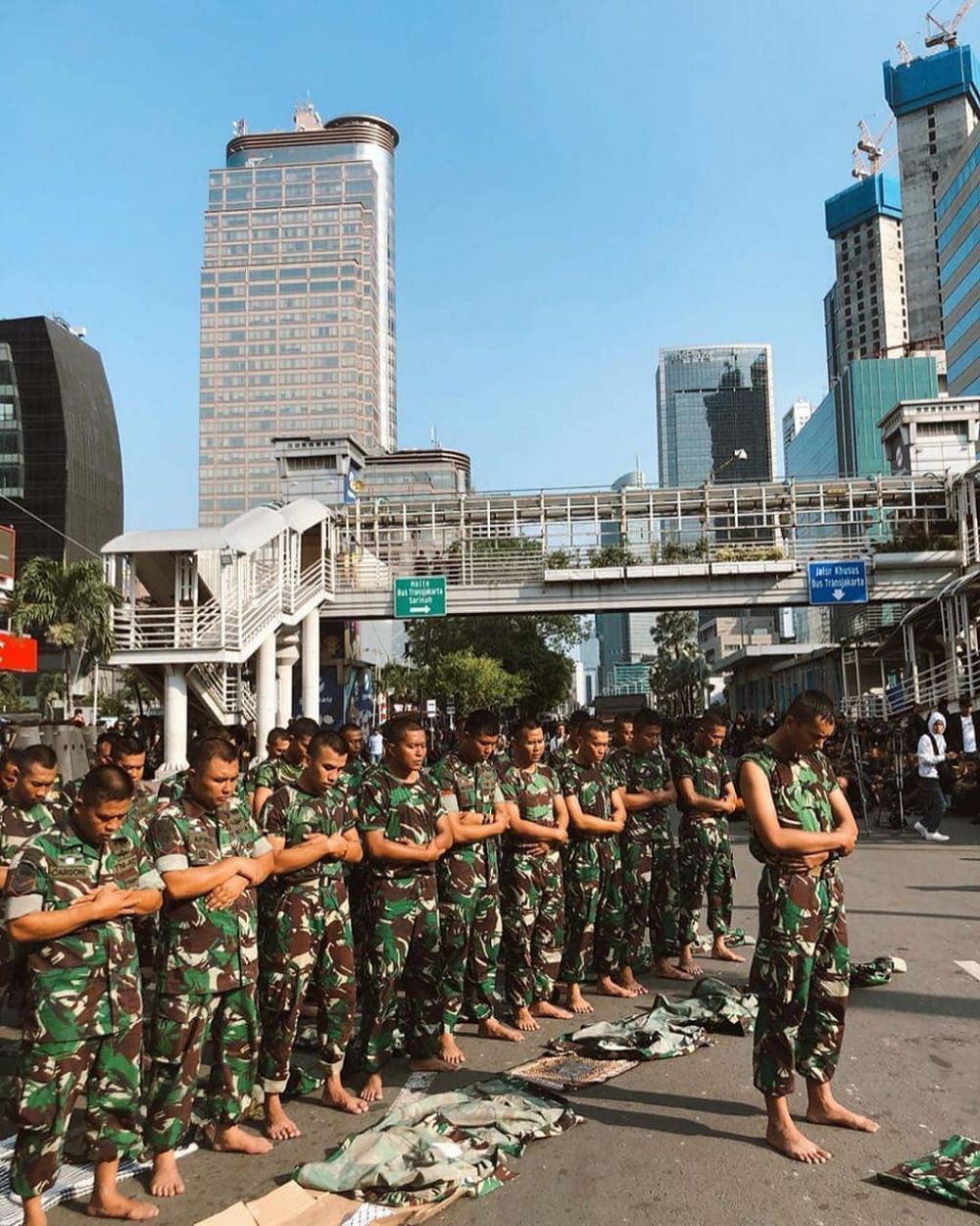 4 Momen personel TNI-Polri tunaikan salat di sela aksi 22 Mei