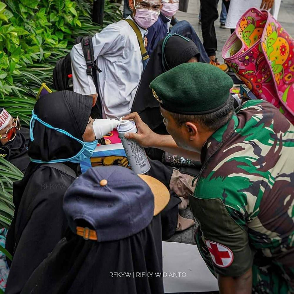 4 Momen humanis interaksi TNI-Polri dengan peserta aksi 22 Mei