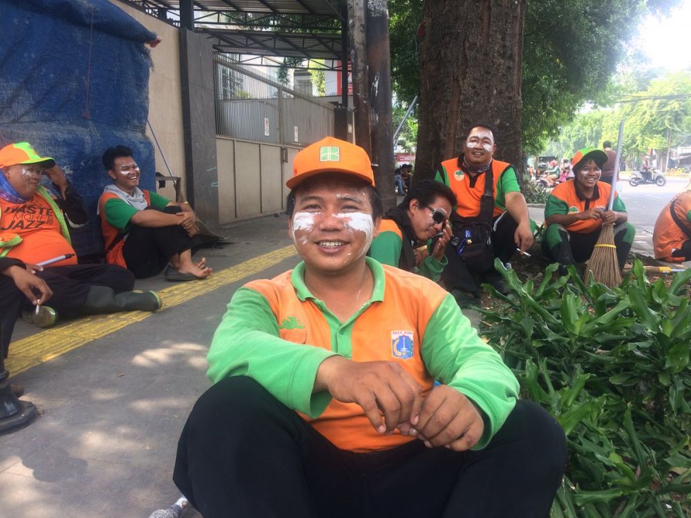 Wajah berlumur pasta gigi, perjuangan penyapu jalan ini tuai simpati