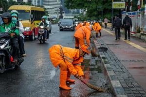 Wajah berlumur pasta gigi, perjuangan penyapu jalan ini tuai simpati