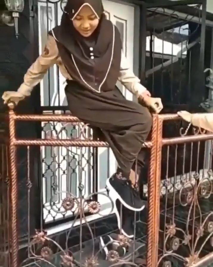 Coba manjat pagar, remaja berseragam pramuka ini alami nasib apes