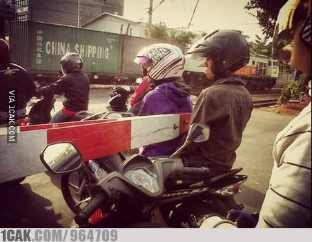 11 Momen absurd waktu cowok boncengin cewek ini bikin ngelus dada