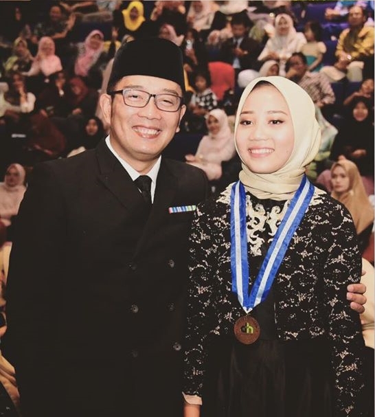 6 Momen wisuda putri Ridwan Kamil, penampilannya curi perhatian