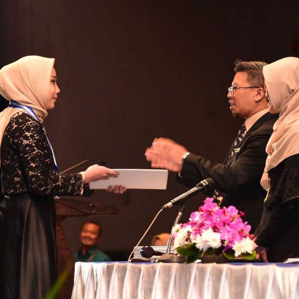 6 Momen wisuda putri Ridwan Kamil, penampilannya curi perhatian