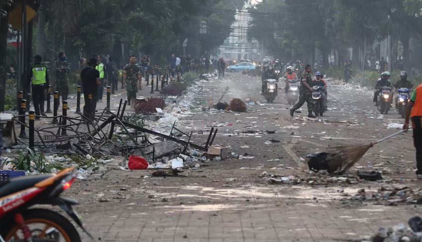 10 Potret sisa kerusuhan aksi 22 Mei, sampah menumpuk