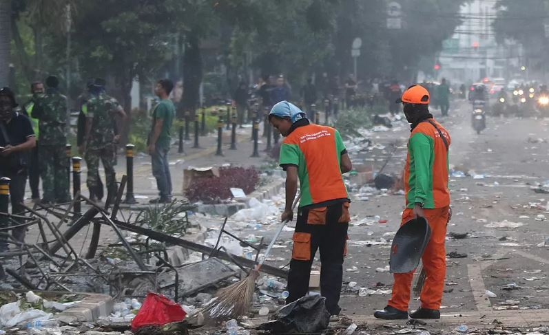 10 Potret sisa kerusuhan aksi 22 Mei, sampah menumpuk