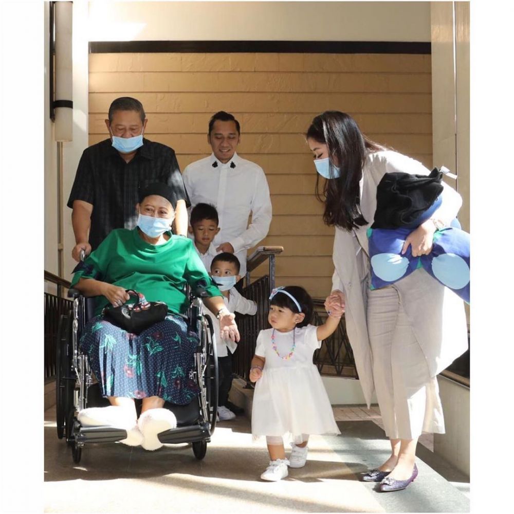 7 Potret bahagia Ani Yudhoyono jalan bareng cucu di sela perawatan