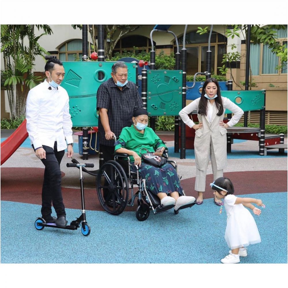 7 Potret bahagia Ani Yudhoyono jalan bareng cucu di sela perawatan