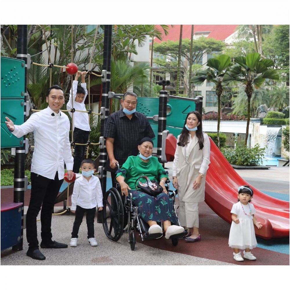 7 Potret bahagia Ani Yudhoyono jalan bareng cucu di sela perawatan