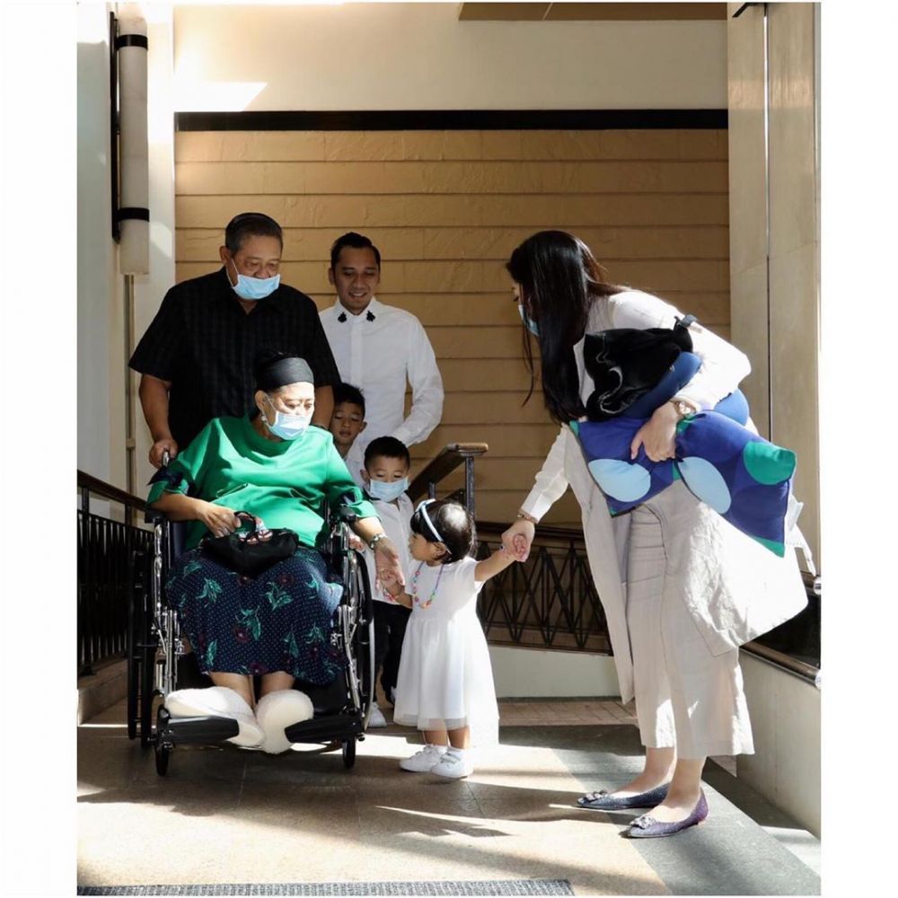 7 Potret bahagia Ani Yudhoyono jalan bareng cucu di sela perawatan