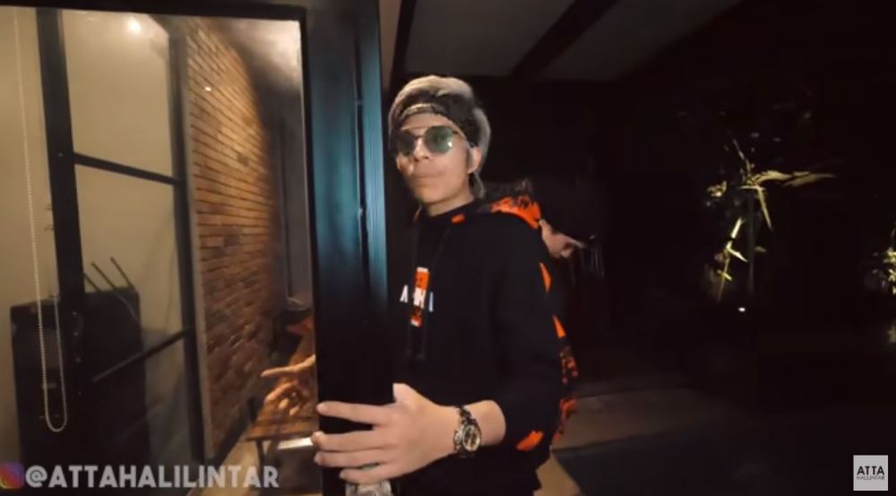 8 Penampakan kamar tidur Dul Jaelani, dindingnya jadi sorotan