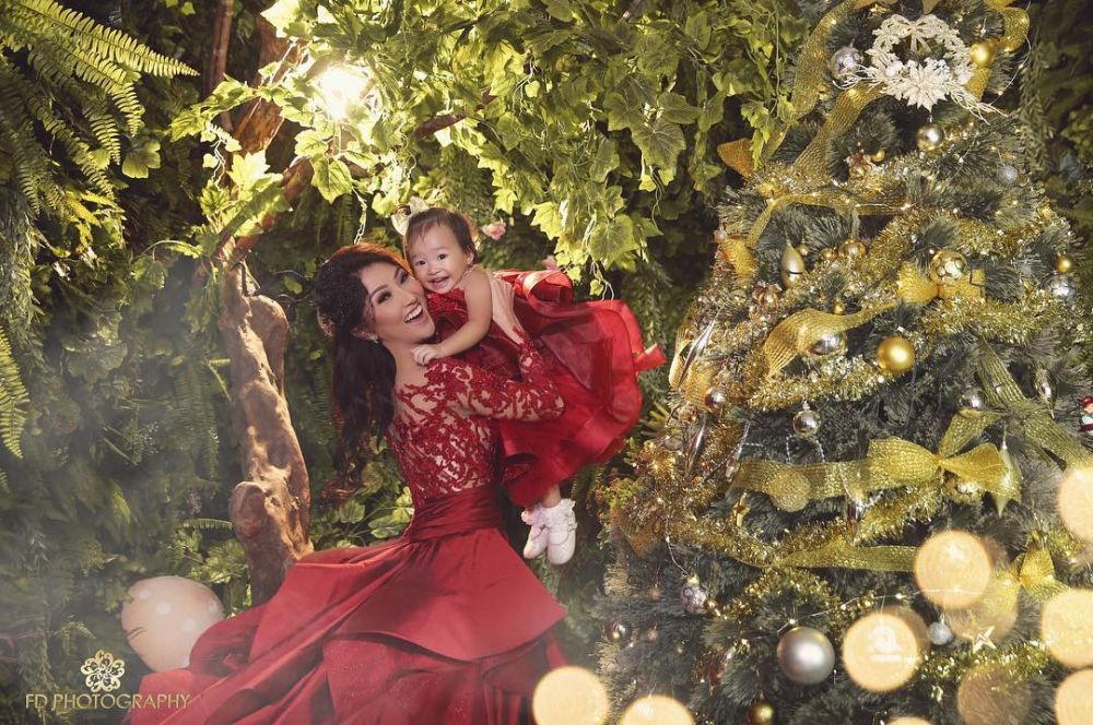 Gaya pemotretan 8 seleb & anaknya bertema taman bunga, sungguh estetik