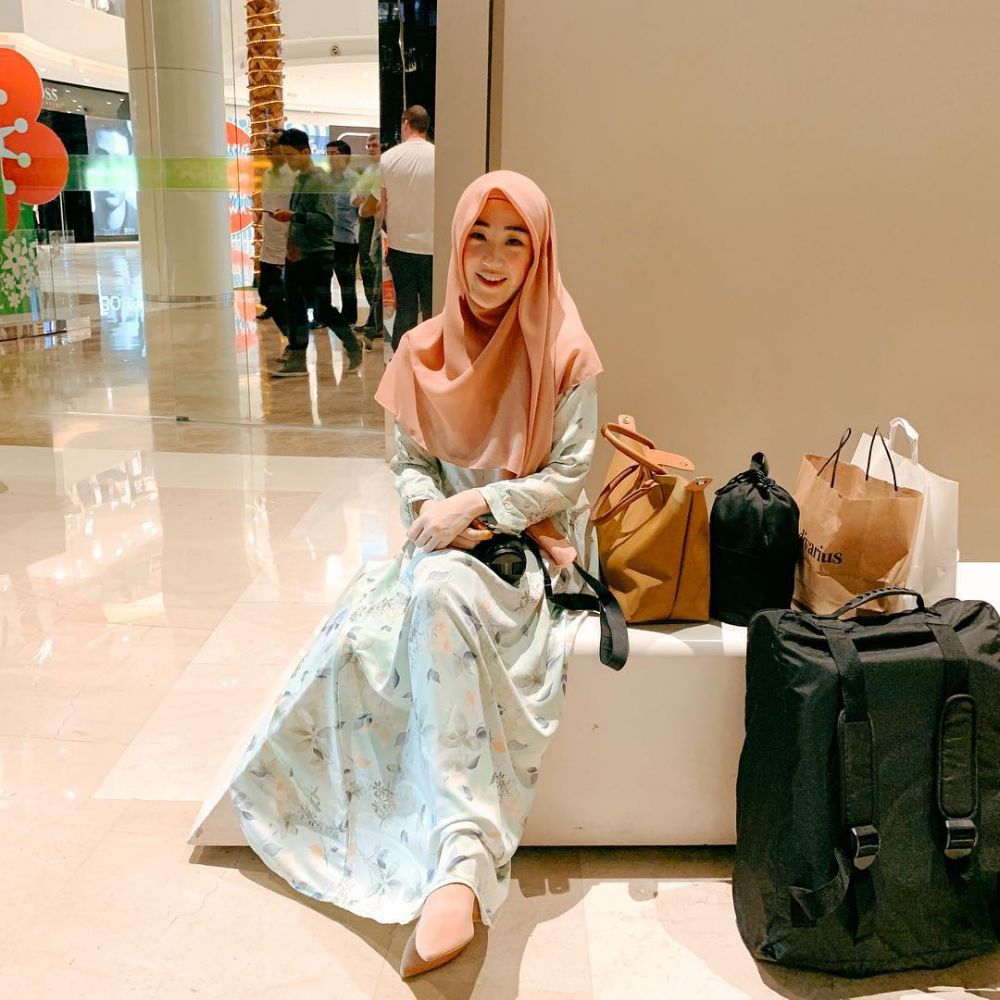 10 Outfit Larissa Chou menantu Arifin Ilham, tampil syar'i