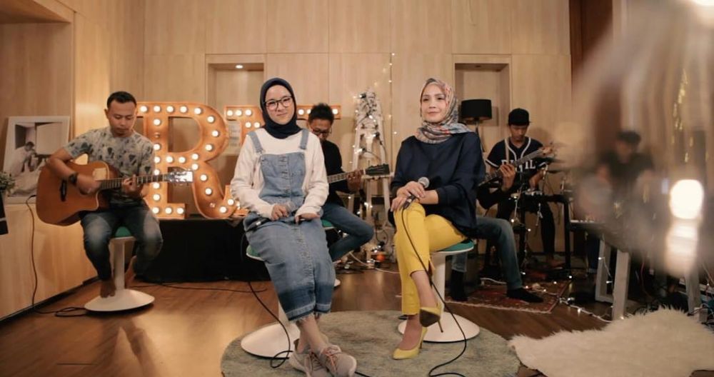 10 Inspirasi gaya kasual Nissa Sabyan, bikin hari Lebaran makin asyik