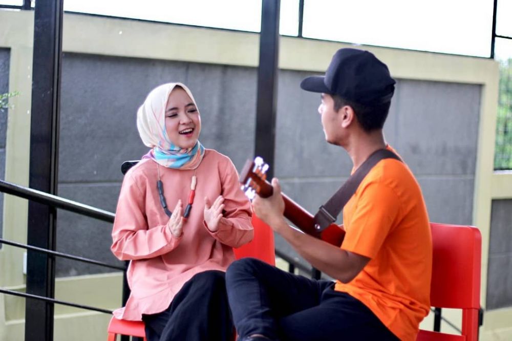 10 Inspirasi gaya kasual Nissa Sabyan, bikin hari Lebaran makin asyik