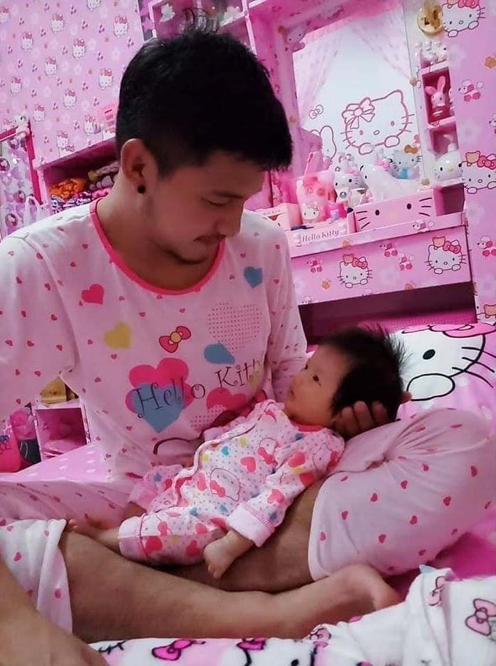7 Potret kamar pasangan suami-istri tema Hello Kitty, nyentrik abis