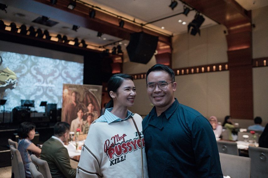 10 Potret mesra Laura Basuki dan suami yang jarang tersorot