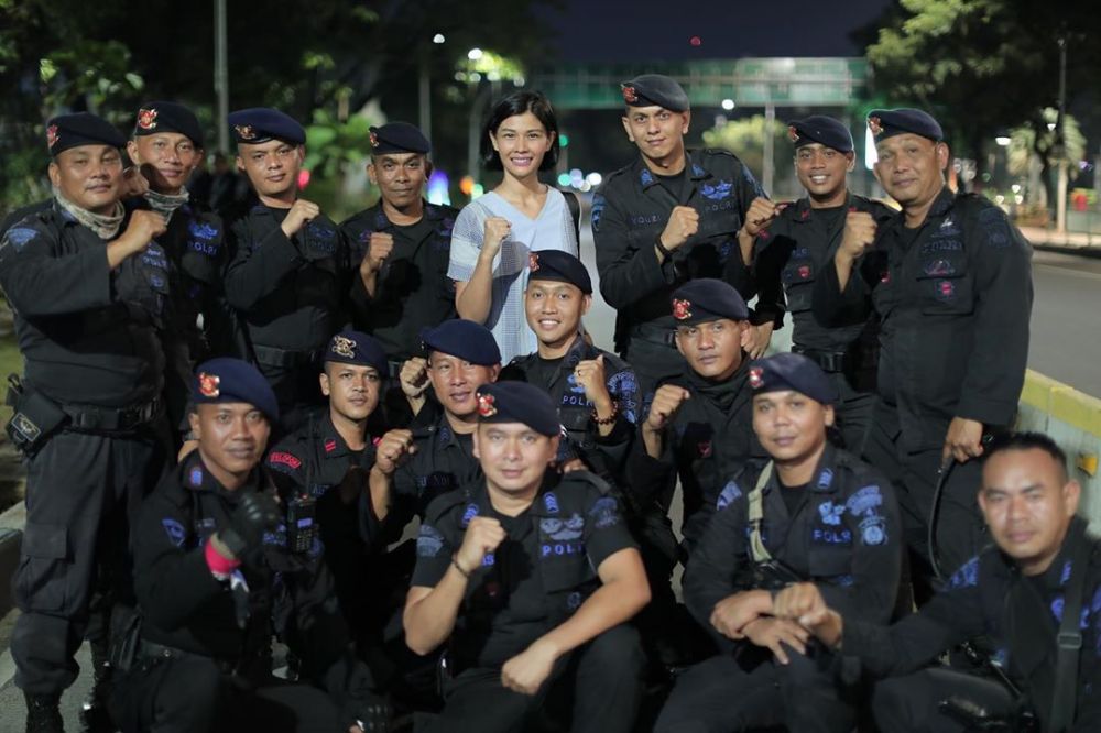 Aksi 12 seleb turun ke jalan beri dukungan TNI-Polri, penuh haru