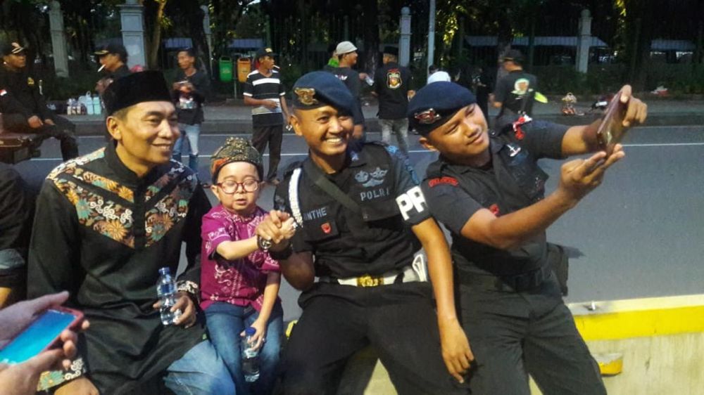 Aksi 12 seleb turun ke jalan beri dukungan TNI-Polri, penuh haru