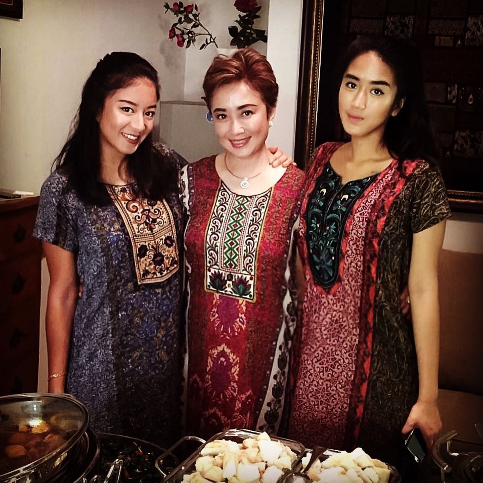 9 Adu gaya Renatta Moeloek & Kareyca, kakak adik yang stylish abis