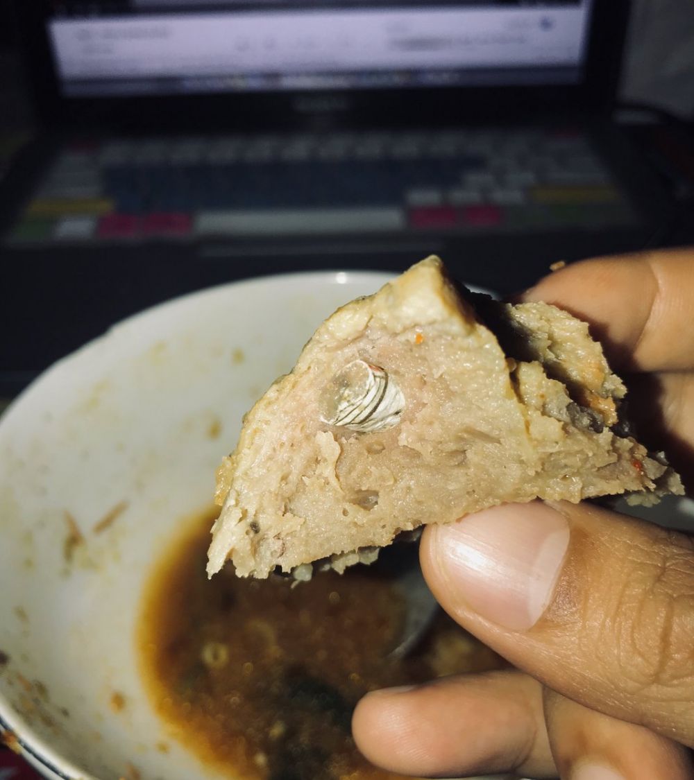 7 Benda asing yang ditemukan di bakso ini bakal bikin kamu kaget