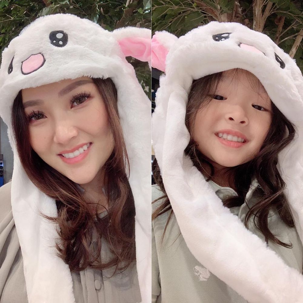 9 Momen Sarwendah dan Thalia kembaran gaya rambut, imut abis