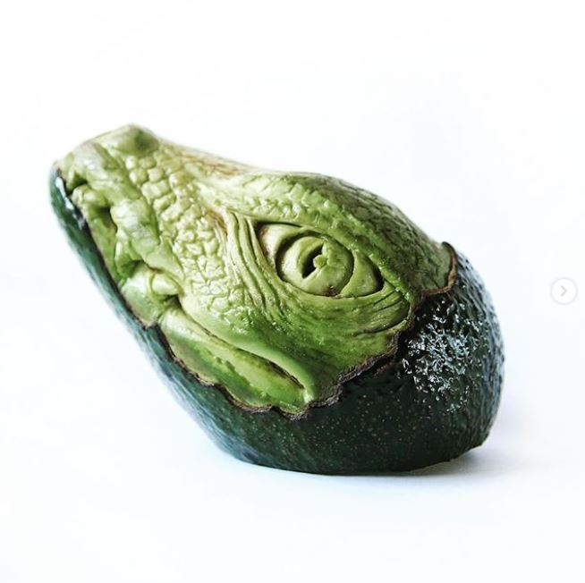  6 Ukiran bentuk hewan dari alpukat ini mirip aslinya, keren abis