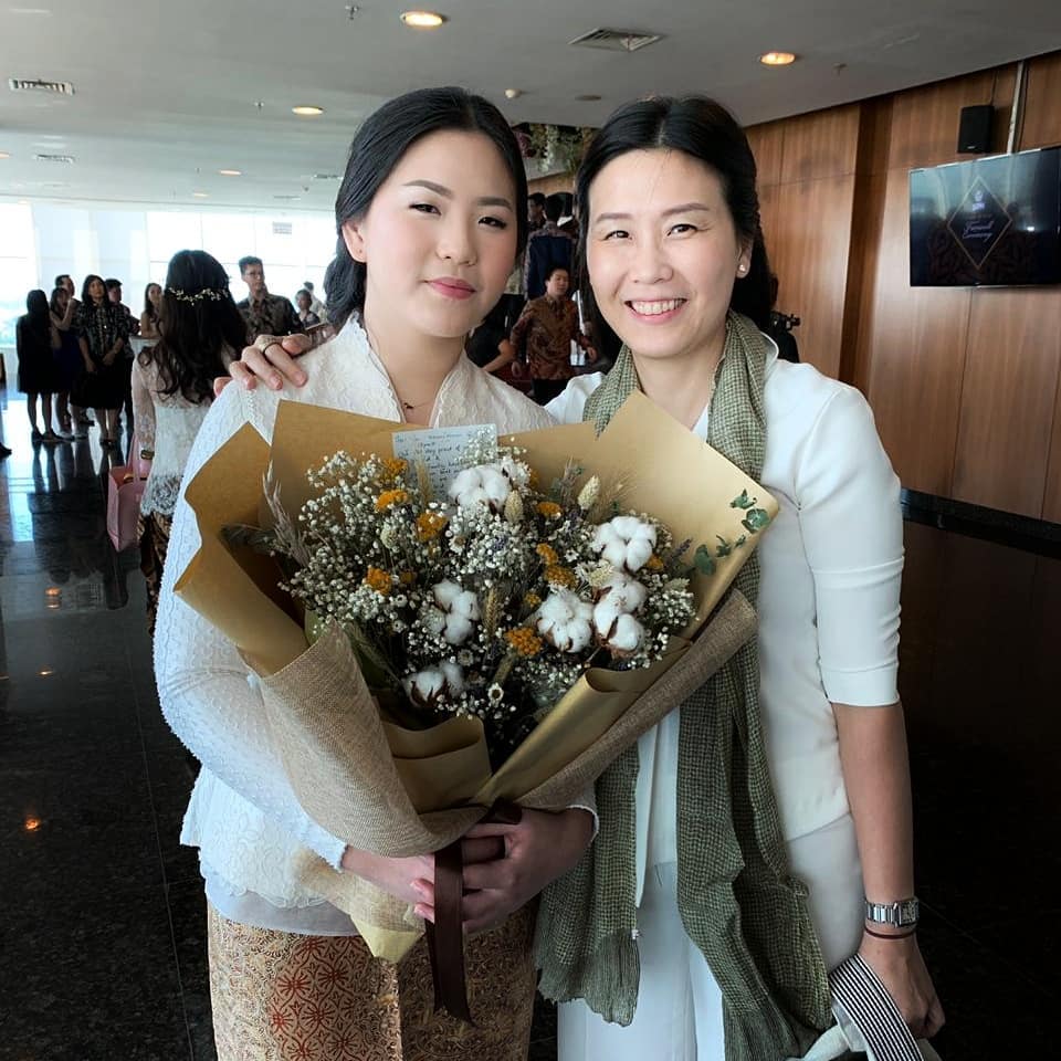 5 Pesona Nathania Zhong, putri Ahok saat wisuda bersama Veronica