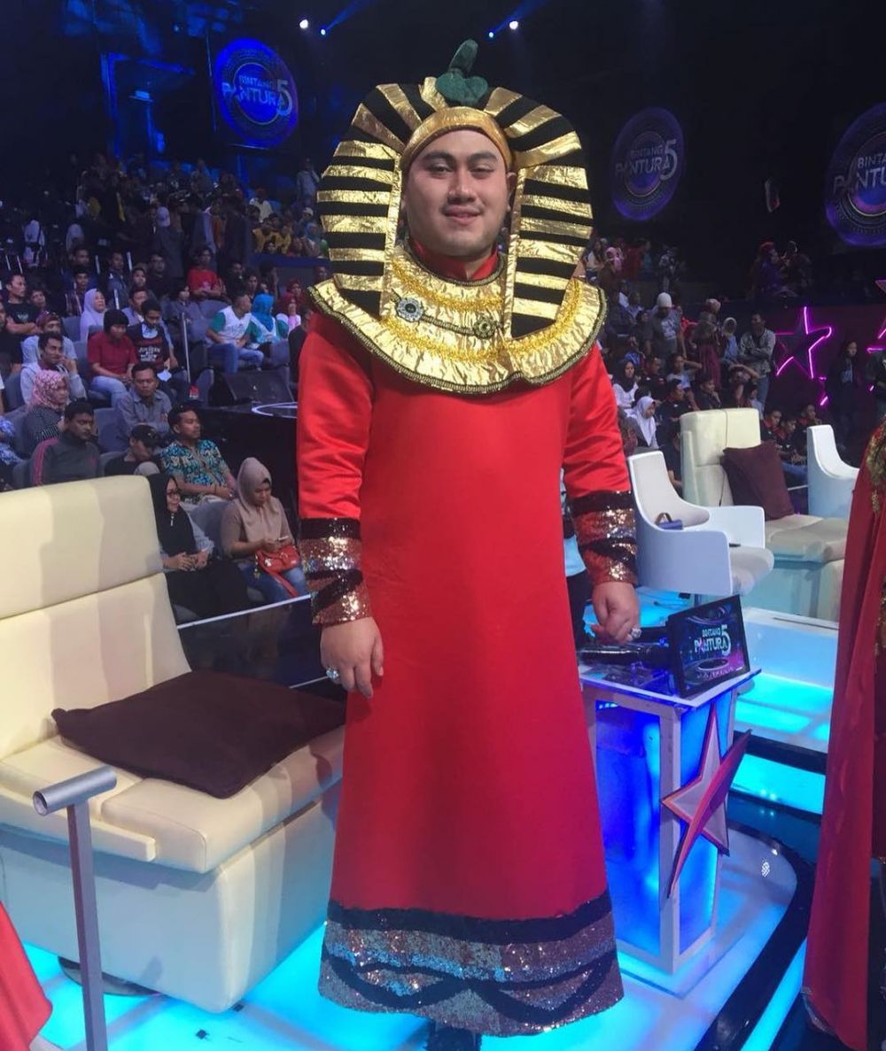 8 Gaya kostum nyentrik Nassar di atas panggung, bikin tepuk jidat