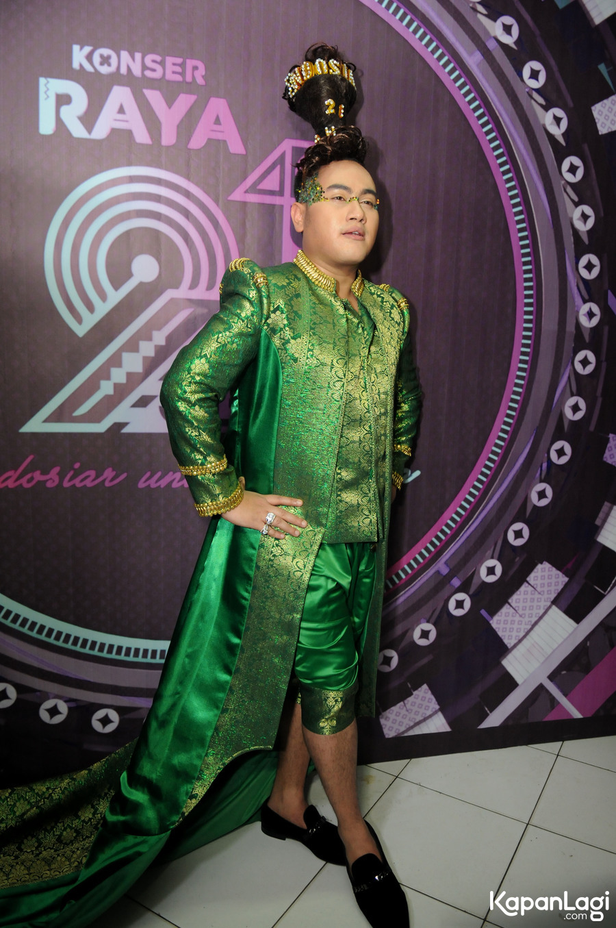 8 Gaya kostum nyentrik Nassar di atas panggung, bikin tepuk jidat