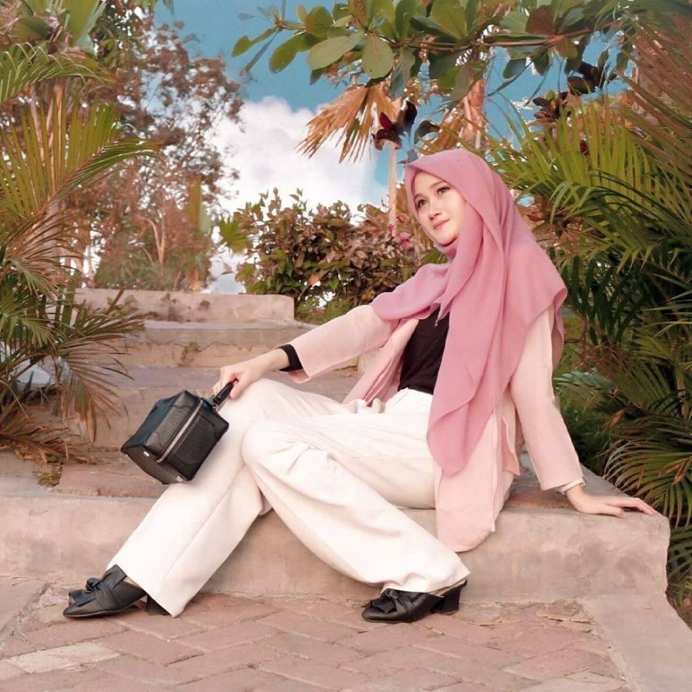 20 Inspirasi gaya hijab stylish cocok untuk Lebaran