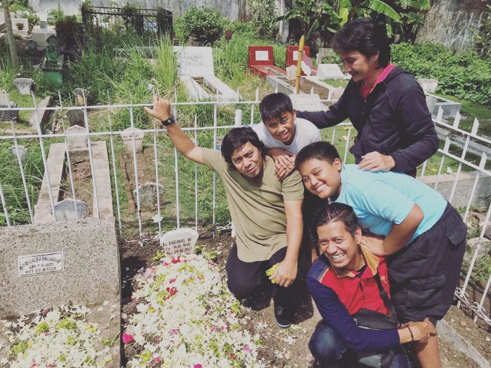 8 Momen kedekatan Komeng dan anak kembarnya yang jarang tersorot