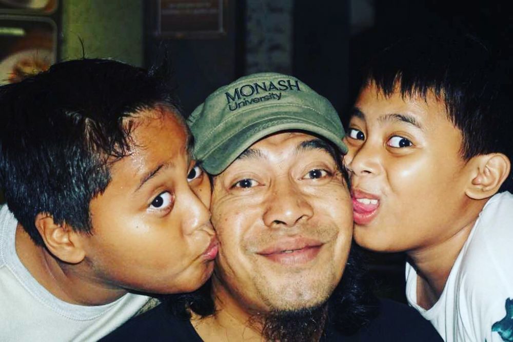 8 Momen kedekatan Komeng dan anak kembarnya yang jarang tersorot