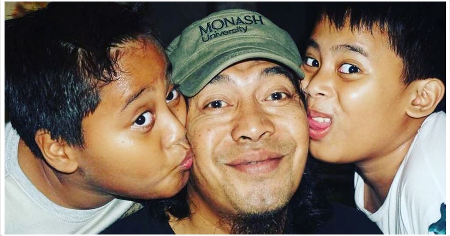 8 Momen kedekatan Komeng dan anak kembarnya yang jarang tersorot