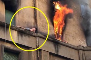 Video viral pria terjebak kebakaran di balkon lantai 3, bikin kalut