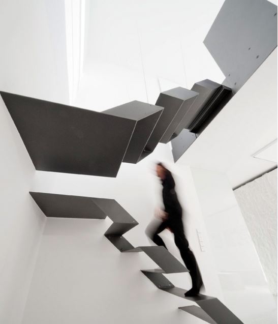 10 Inspirasi desain tangga melayang ini bikin tamu terheran-heran