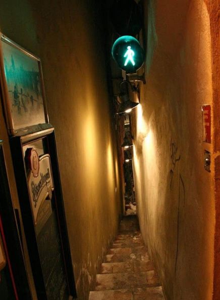 Unik, gang ini dipasangi lampu lalu lintas untuk pejalan kaki