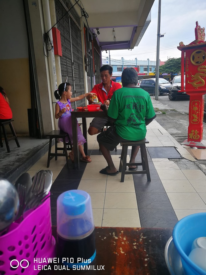 Viral foto ayah & anak ajak makan gelandangan, kisahnya bikin haru